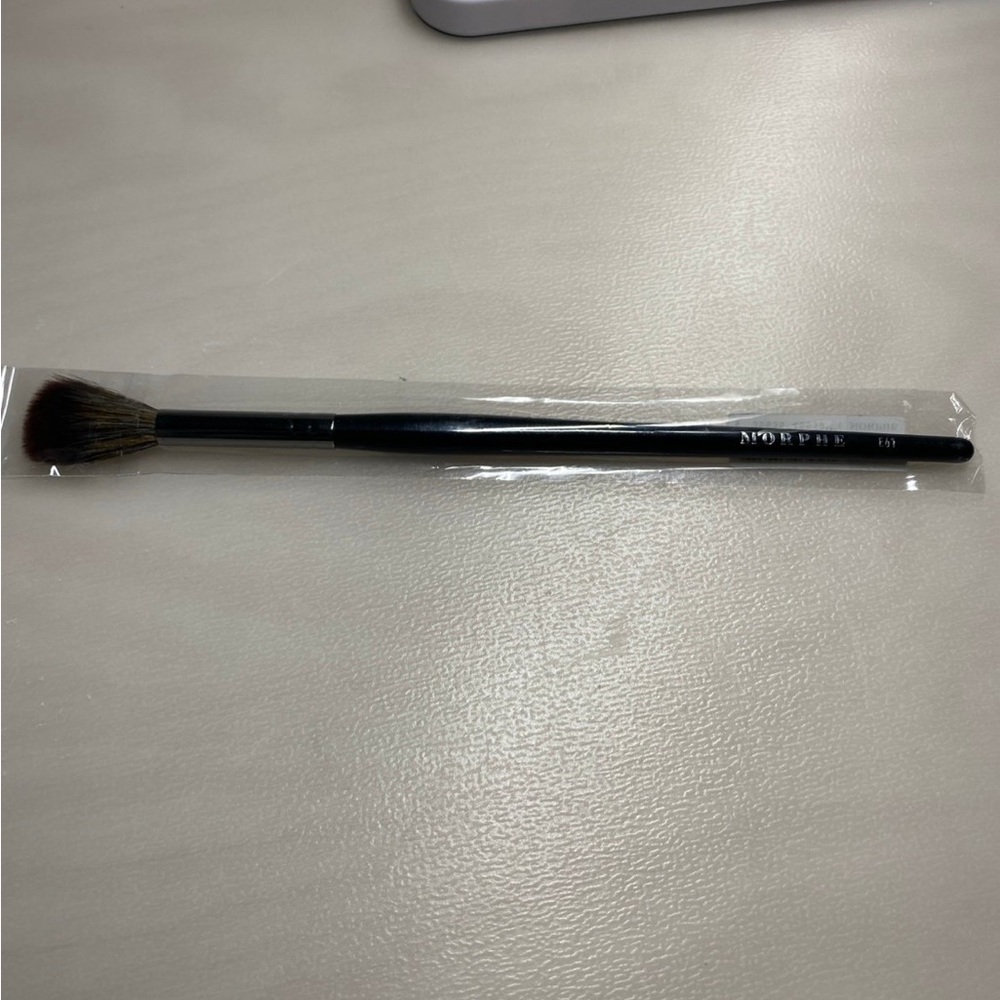 Morphe E61 pointed highlight